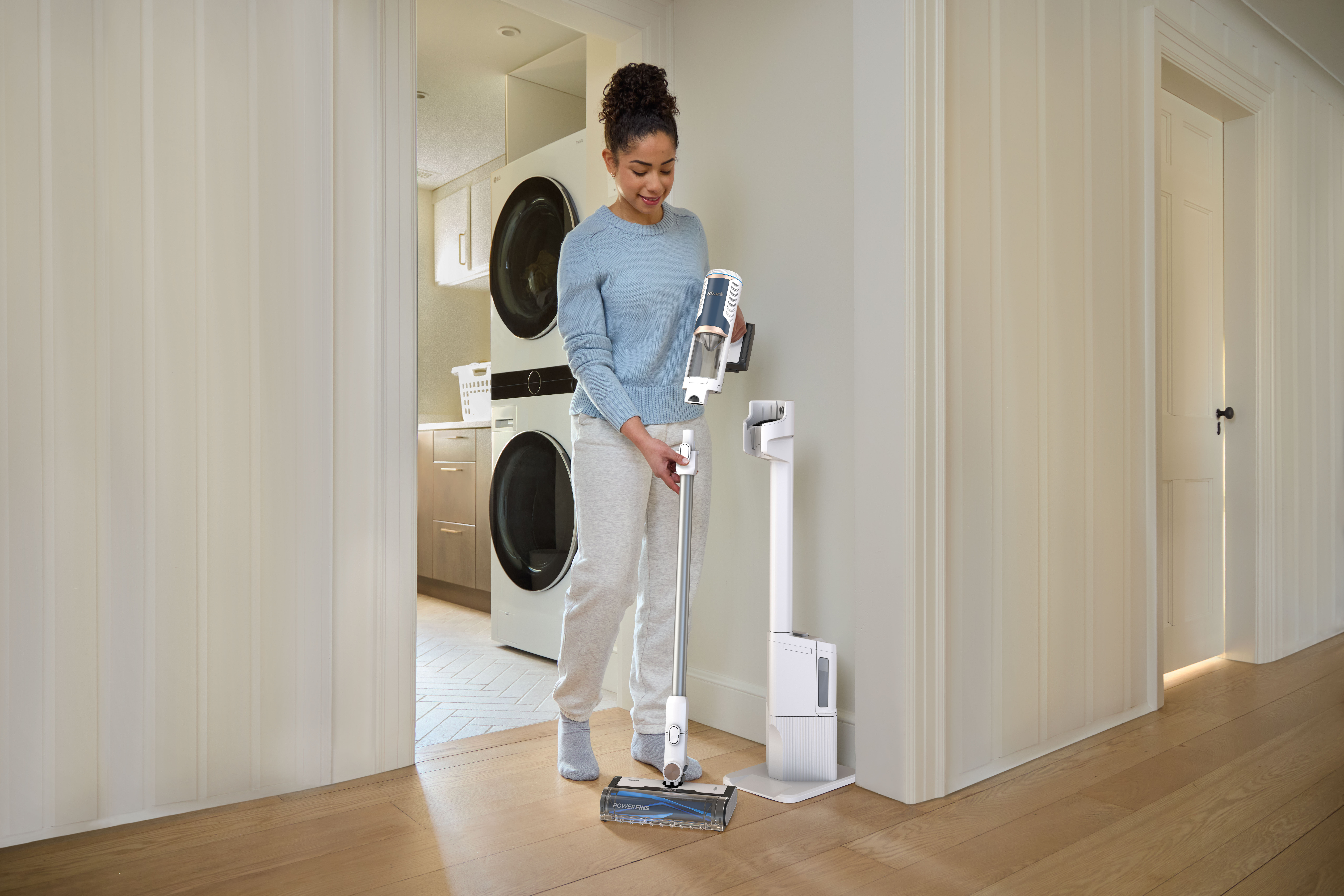 Shark_BU3521UK-InUse-Hallway-Assembling-Woman - Image 21