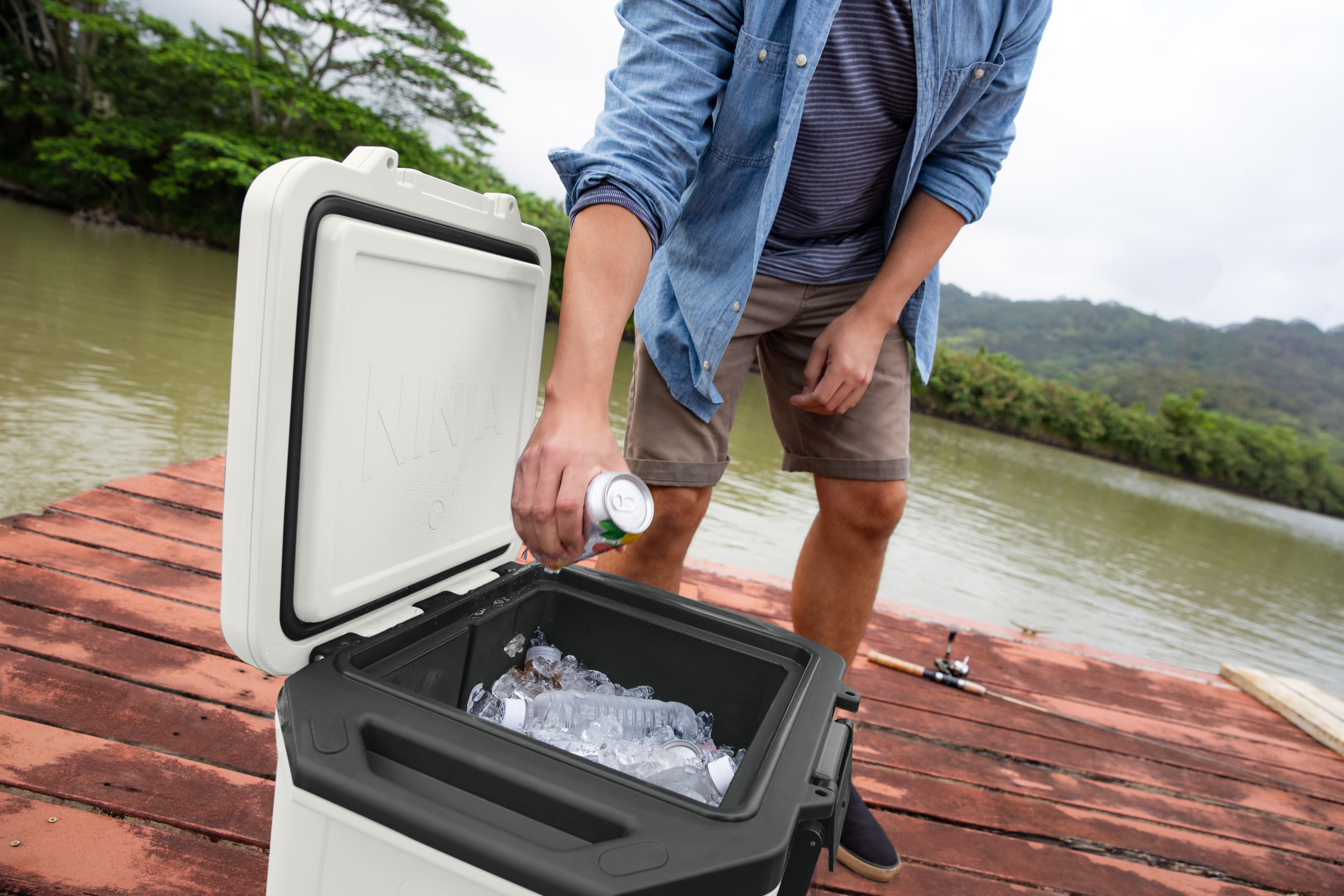 Ninja-FB131WH_InUse_OutdoorCampaign_OpenCoolerOnDock_white - Image 6
