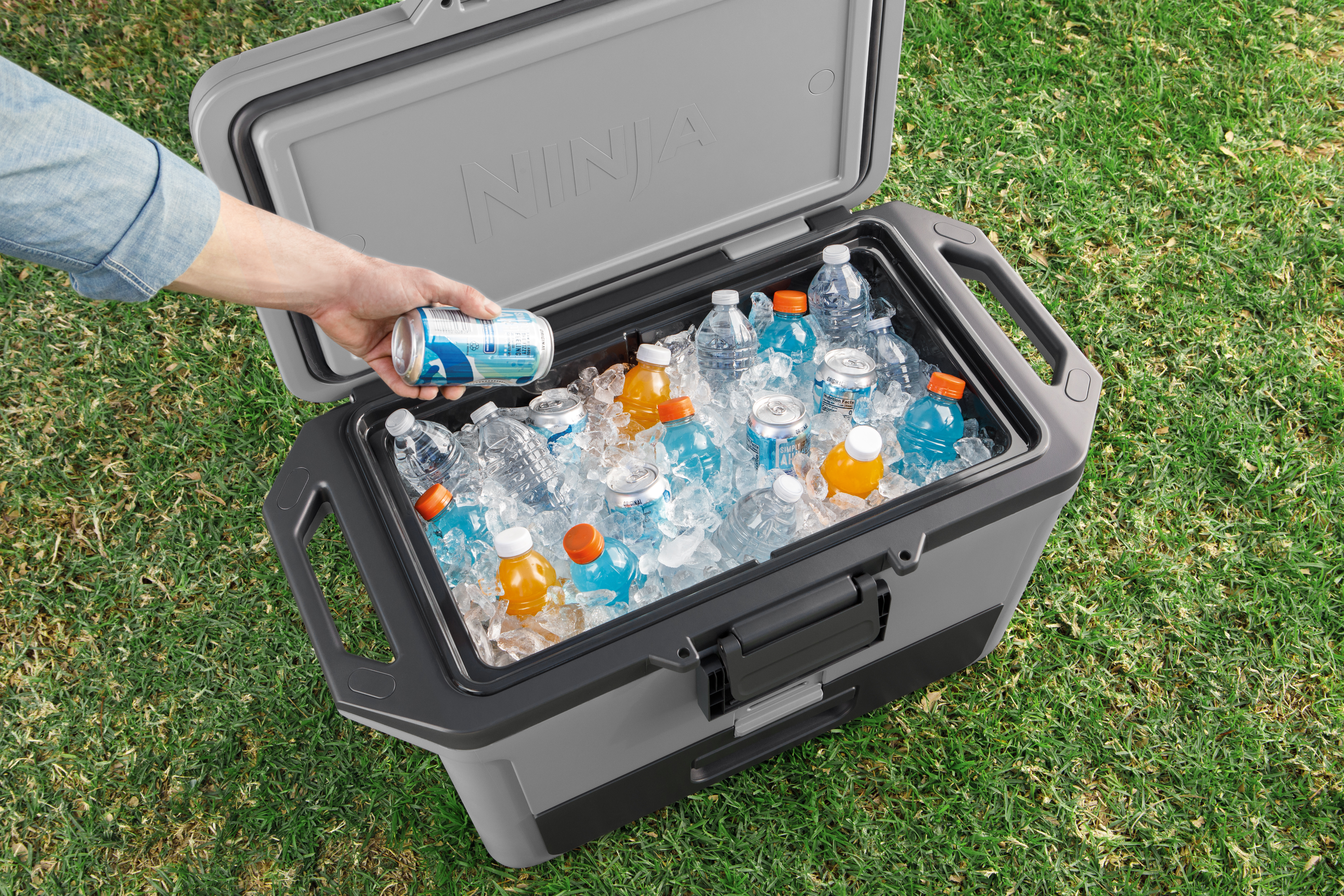 Ninja-FB151GY-InUse-Park-Holding-Bottle-Man - Image 6