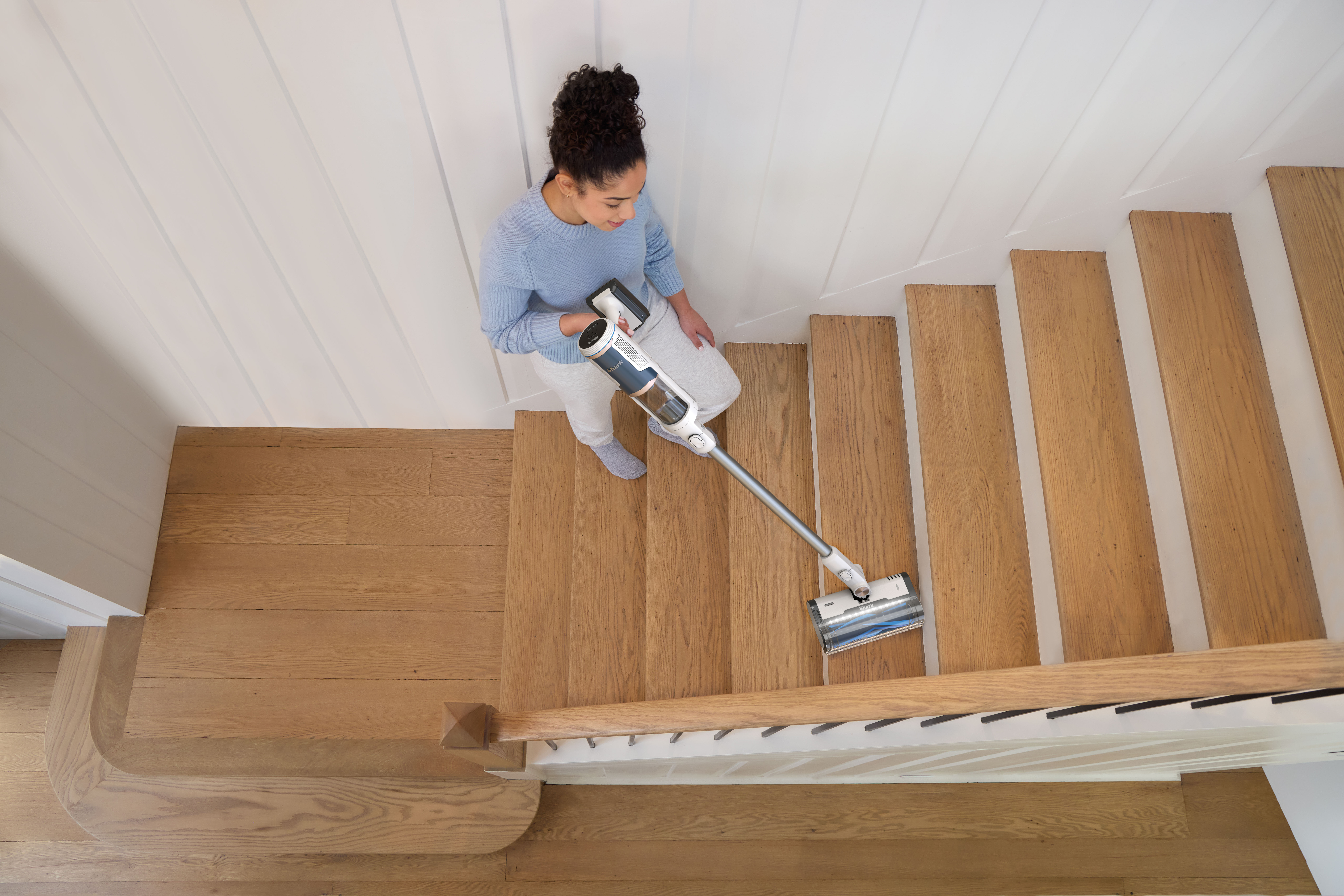 Shark-BU3521UK-InUse-Staircase-Woman - Image 15