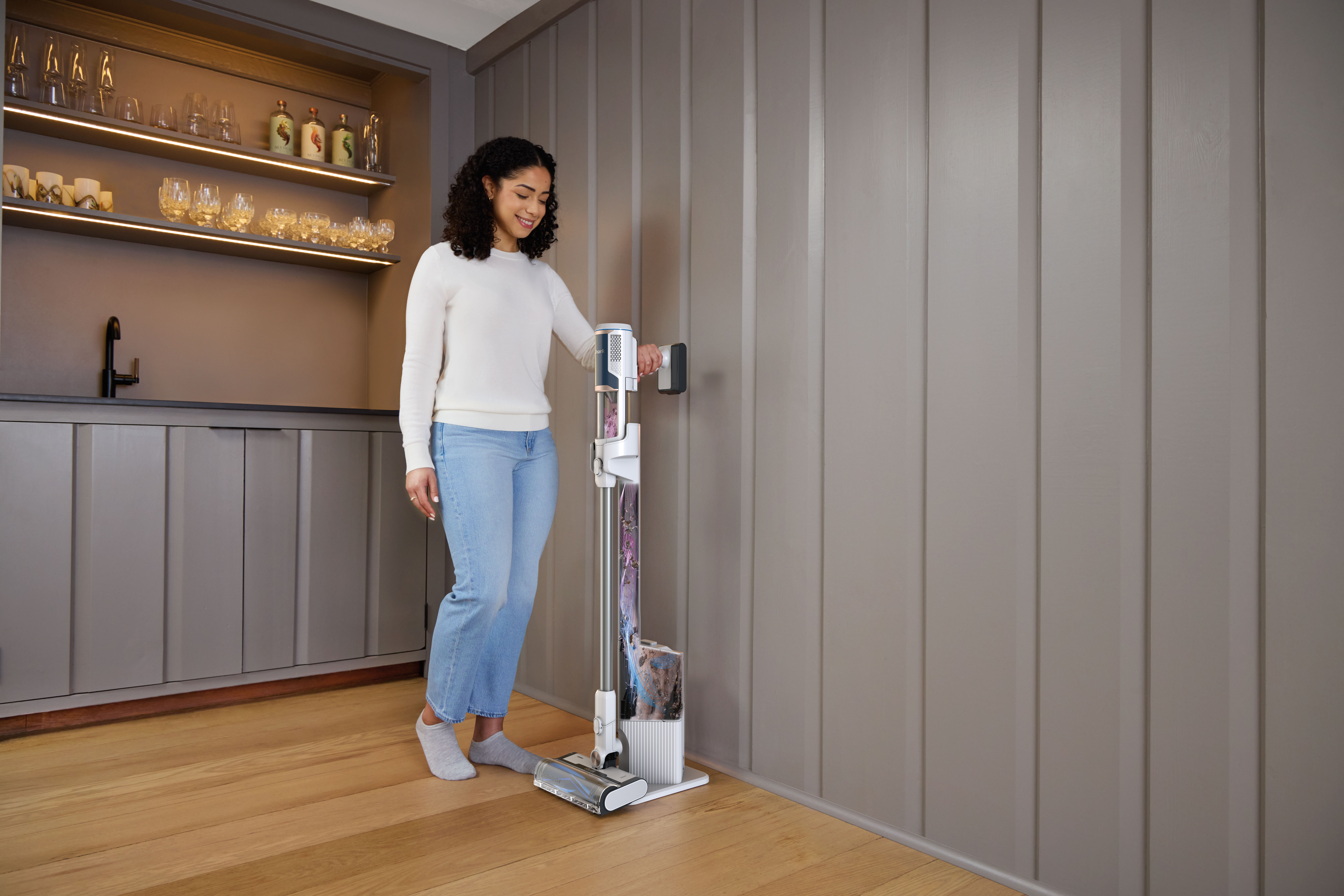Shark-BU3521UK-InUse-LivingRoomBar-Empty-Shazam-PICO-Woman - Image 19