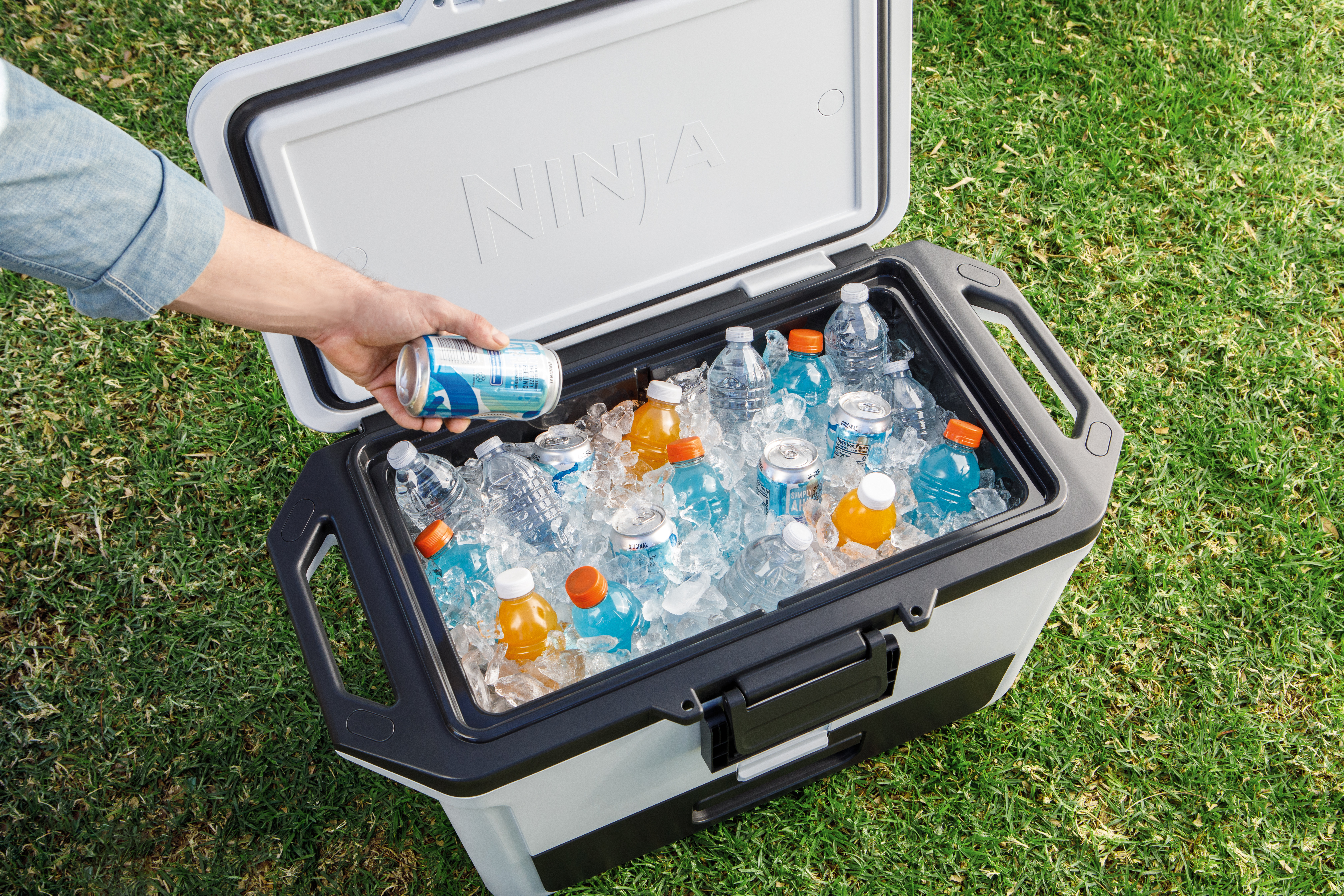 Ninja-FB151WH-InUse-Park-Holding-Bottle-Man - Image 6