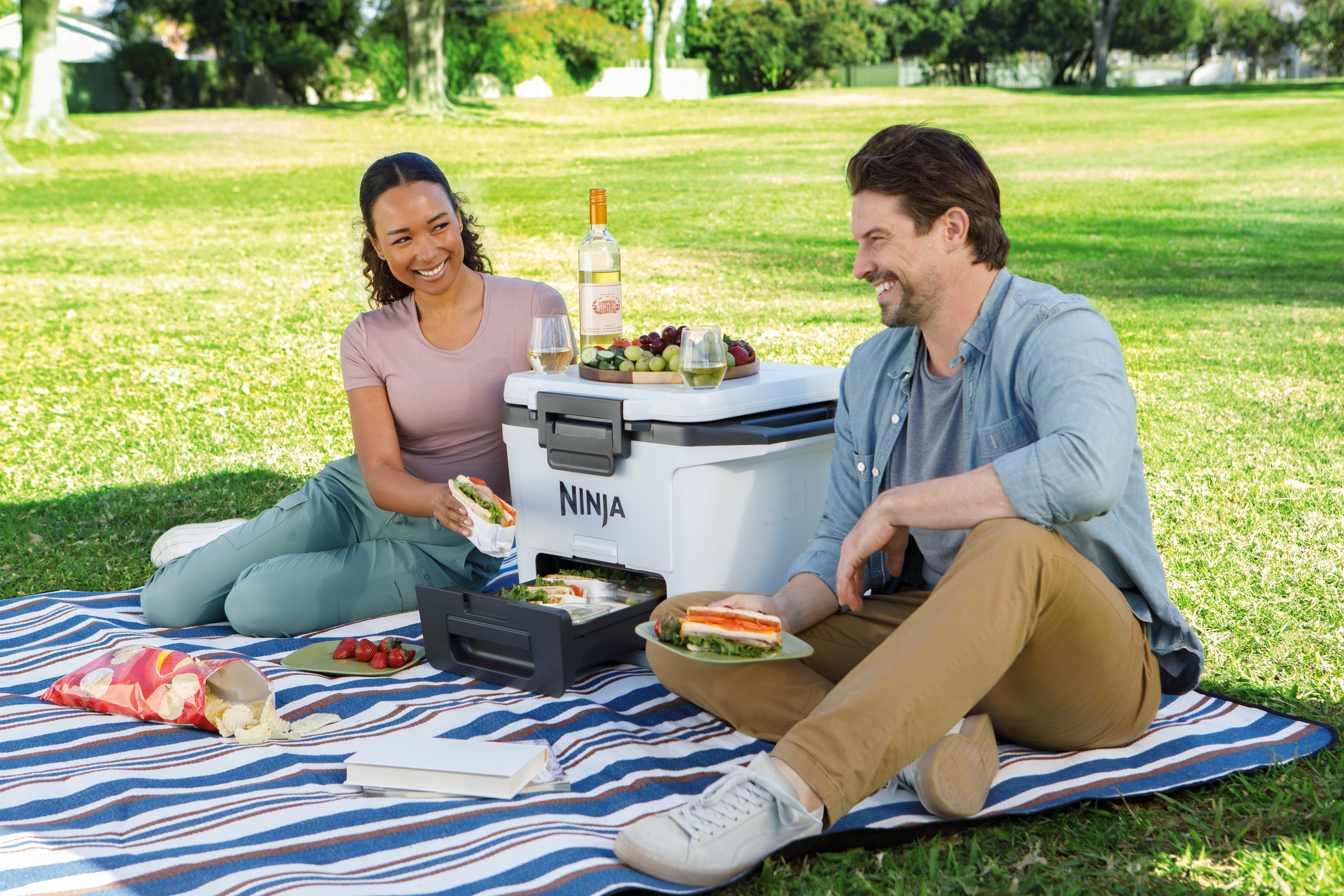 Ninja-FB131WH_InUse_Park_EatingFood_Woman_Man - Image 4