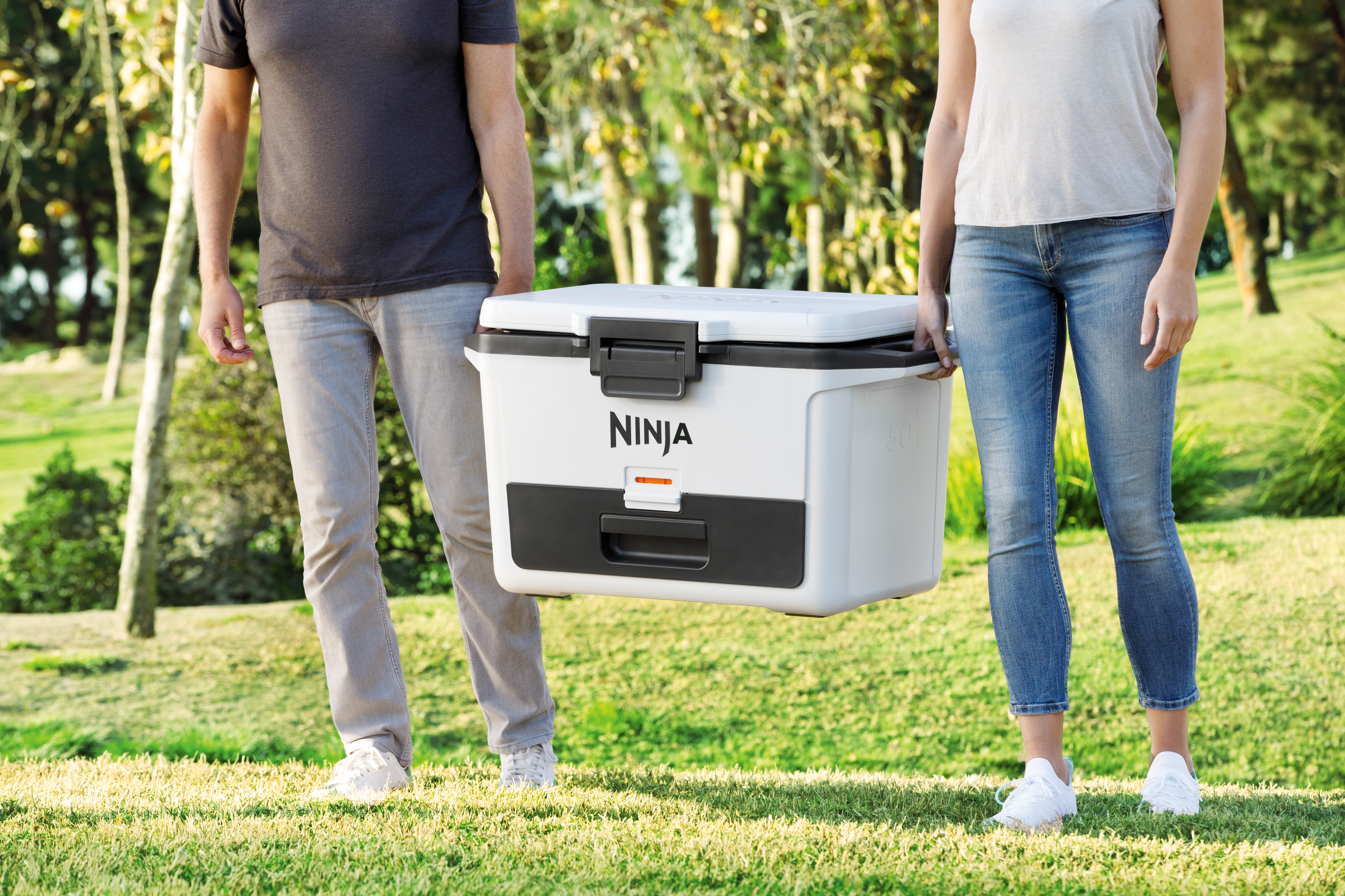 Ninja-FB151WH-InUse-Park-Carrying-Cooler-Couple - Image 8