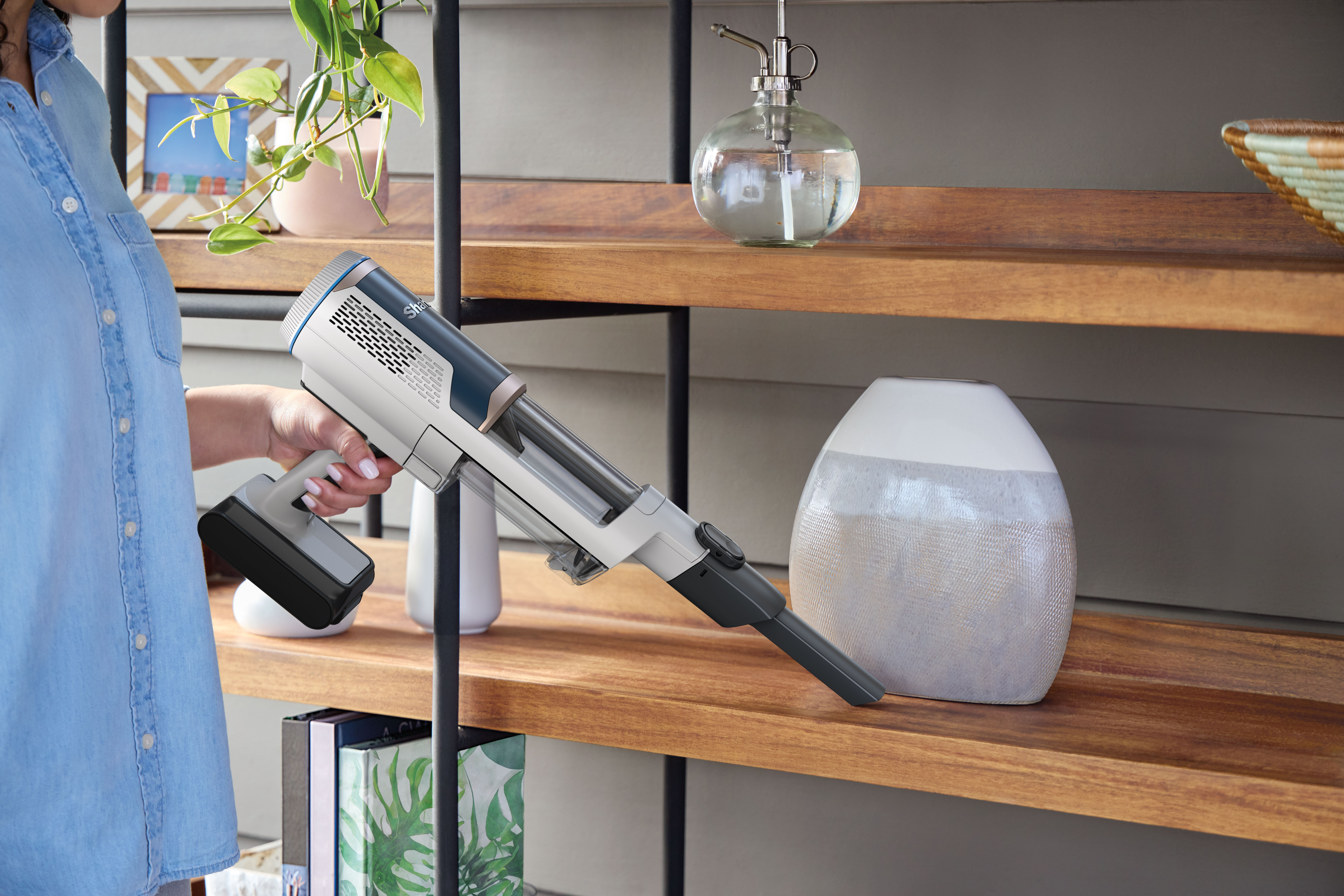 Shark-BU3521UK-InUse-Bookshelf-Woman - Image 20